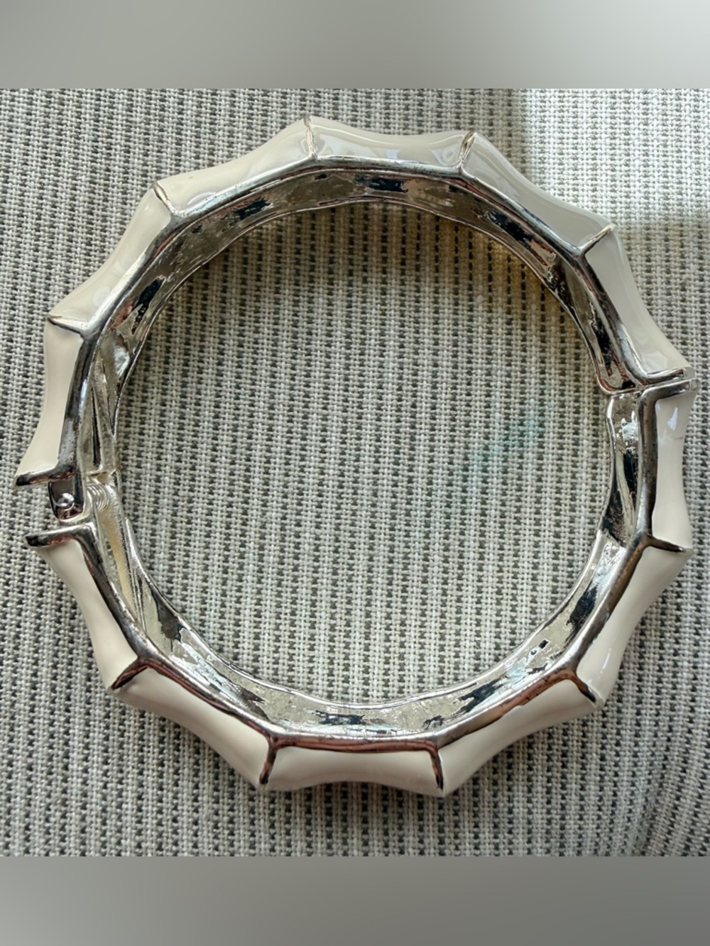 White Bamboo-Style Hinged Cream Enamel & Silver tone Vintage Bangle Bracelet - Picture 7 of 13